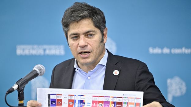 Axel Kicillof con una Boleta Unica en Papel, uno de los temas de la reforma política bonaerense que se discutirán en 2026