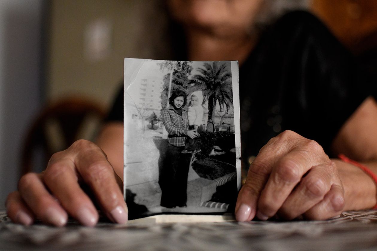 Alicia Chaves tenía 20 años cuando, hace cinco décadas, protagonizó la maniobra que permitió que las casas de ese barrio de la capital de La Pampa llegaran al pueblo. FOTO: www.radiokermes.com