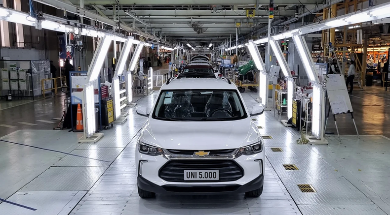La falta de dólares para pagar importaciones o deuda externa de las empresas pegó en la industria automotriz