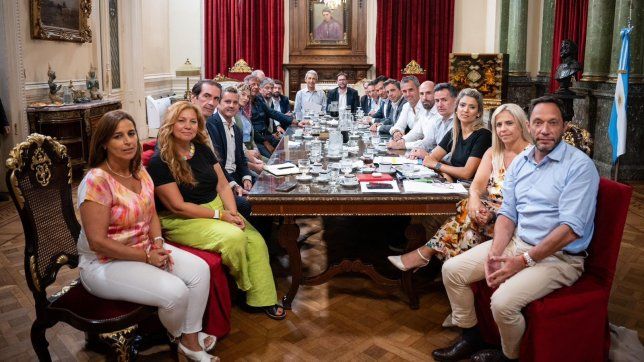 Martín Menem con referentes de la oposición dialoguista.&nbsp;