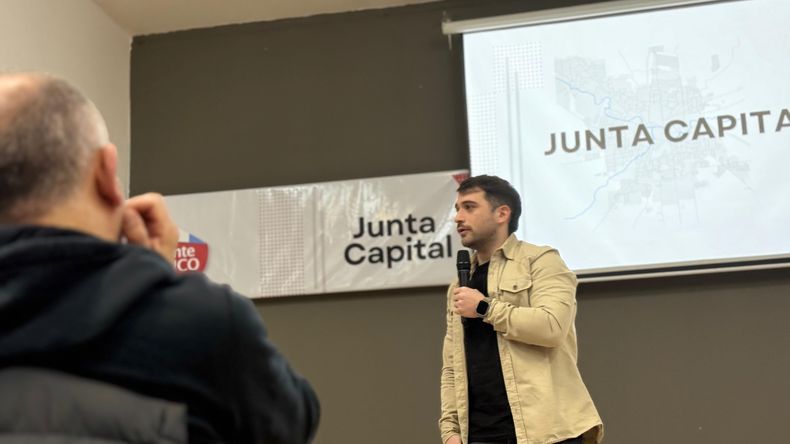 Martín Juez habla en el plenario de la capital provincial. Lo observa su padre, Luis Juez.