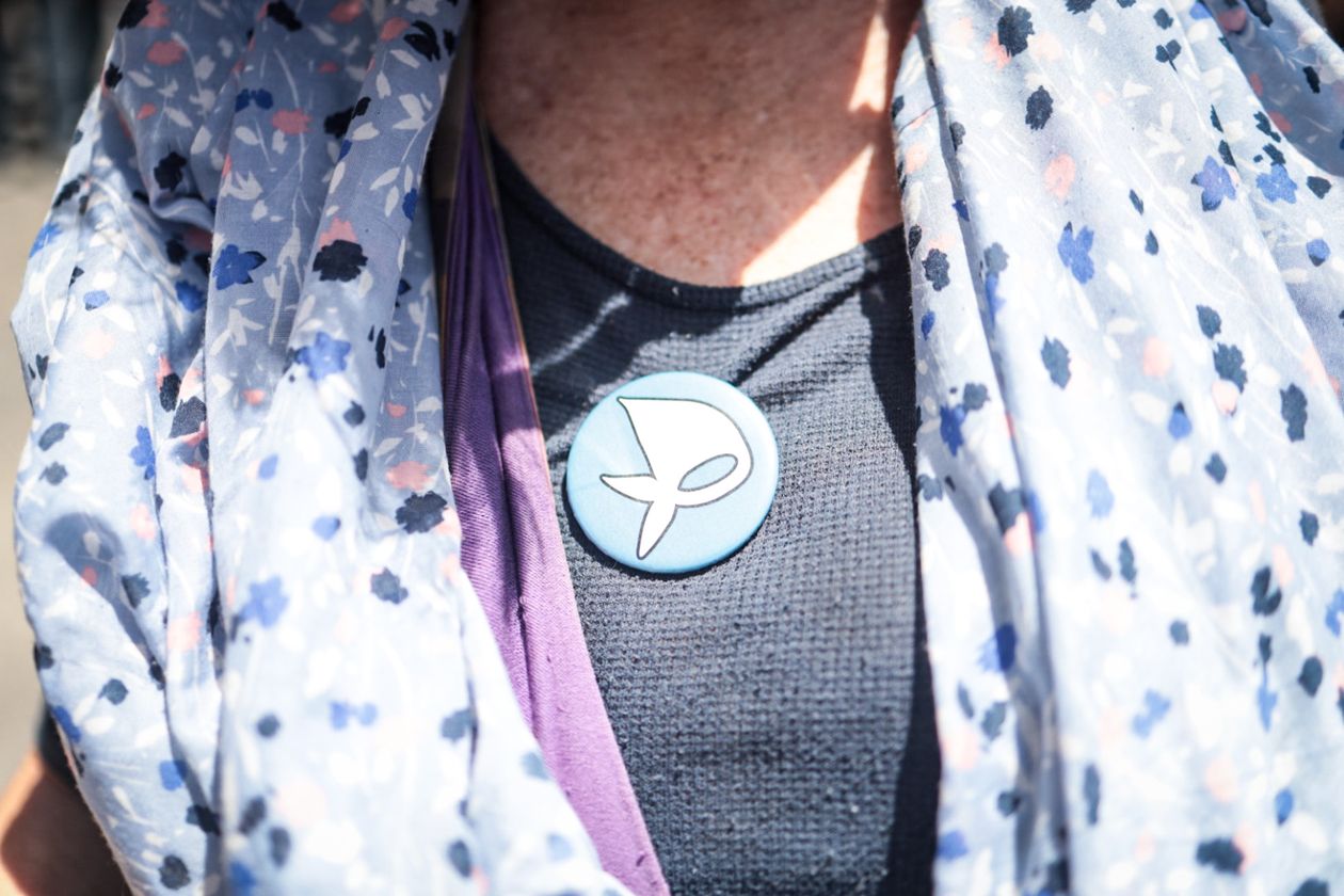 La insignia de las Abuelas de Plaza de Mayo, presente en la marcha de la CGT.