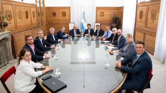 La reunión entre los funcionarios del Gobierno y el bloque HCF por la ley ómnibus.&nbsp;