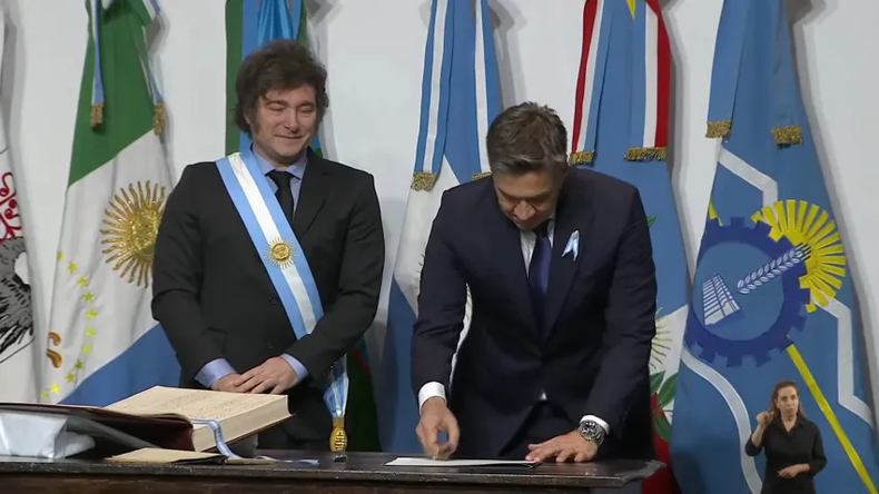 El gobernador de Chaco, Leandro Zdero, le pone la firma: así como en el Pacto de Mayo, ahora pactó un arreglo electoral con LLA.
