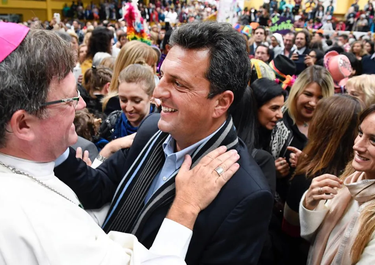 El obispo Jorge García Cuerva con Sergio Massa y Malena Galmarini