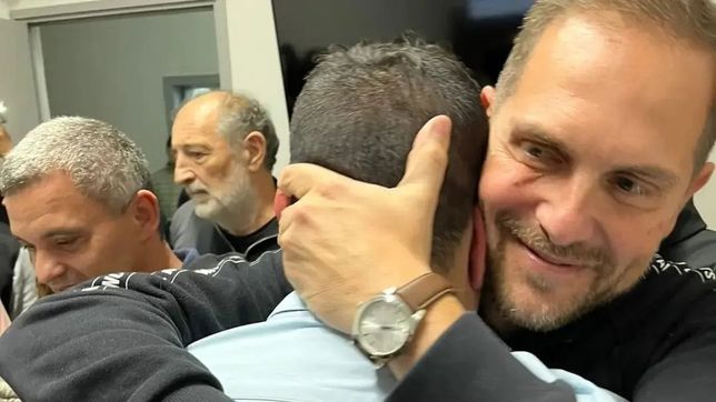 Martín Gill abraza a Agustín González, el intendente reelecto en Cruz Alta.&nbsp;