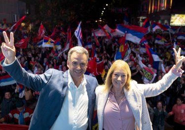 Yamandú Orsi y Carolina Cosse, la fórmula presidencial del Frente Amplio uruguayo.