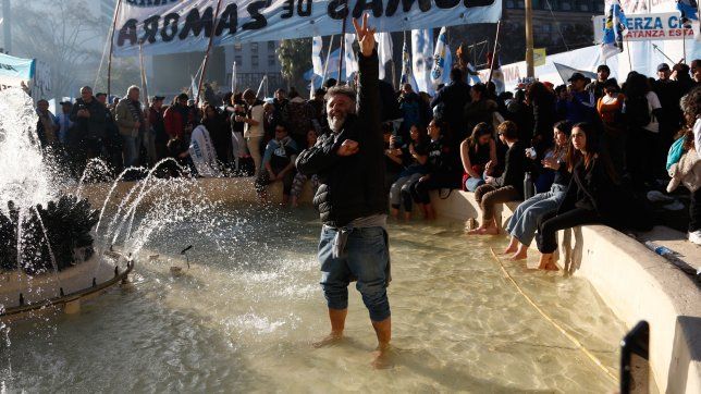 18 de junio de 2025, Plaza de Mayo. Las patas en la fuente por CFK (Foto: Victoria Gesualdi).