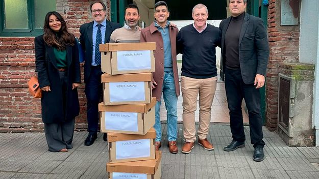 La conducción de Fuerza Pampa al presentar las afiliaciones: junto a los intendentes Manu Feito y Gustavo Pérez, funcionarios de la gestión de Luciano di Nápoli, jefe comunal de la capital de La Pampa.