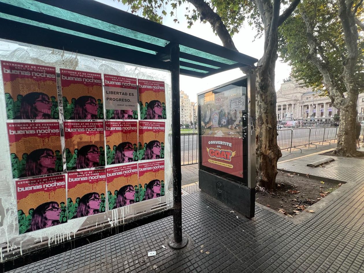 La Genco puso diminutos carteles con consignas libertarias.&nbsp;