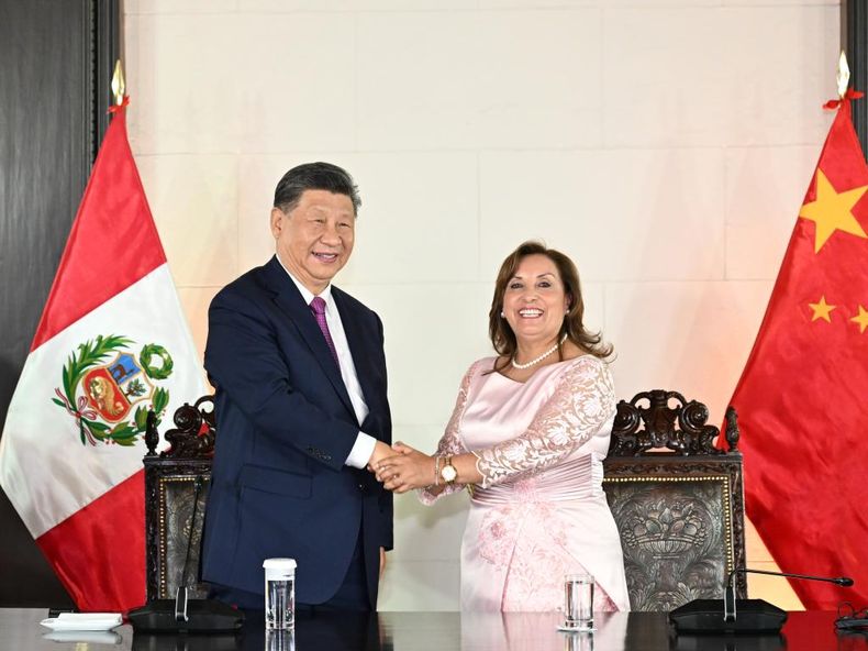 El presidente chino, Xi Jinping, se reunió con Dina Boluarte el año pasado para la inauguración del puerto de Chancay. La segunda acaba de ser removida por el Congreso de Perú. (Foto: agencia Xinhua). El presidente chino, Xi Jinping, se reunió con Dina Boluarte el año pasado para la inauguración del puerto de Chancay. La segunda acaba de ser removida por el Congreso de Perú. (Foto: agencia Xinhua).