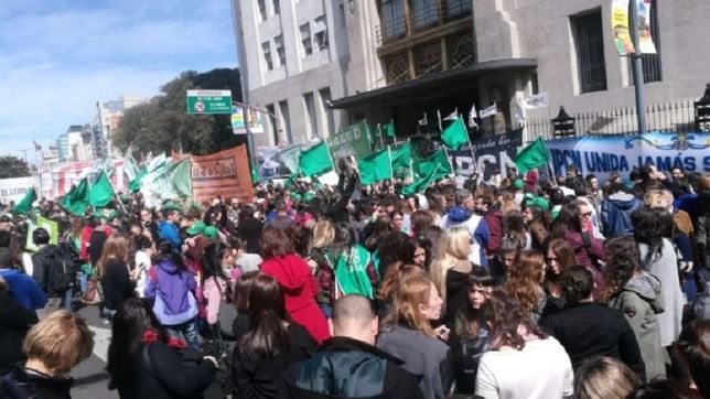 abrazo al ministerio de salud para que no baje su rango a secretaria