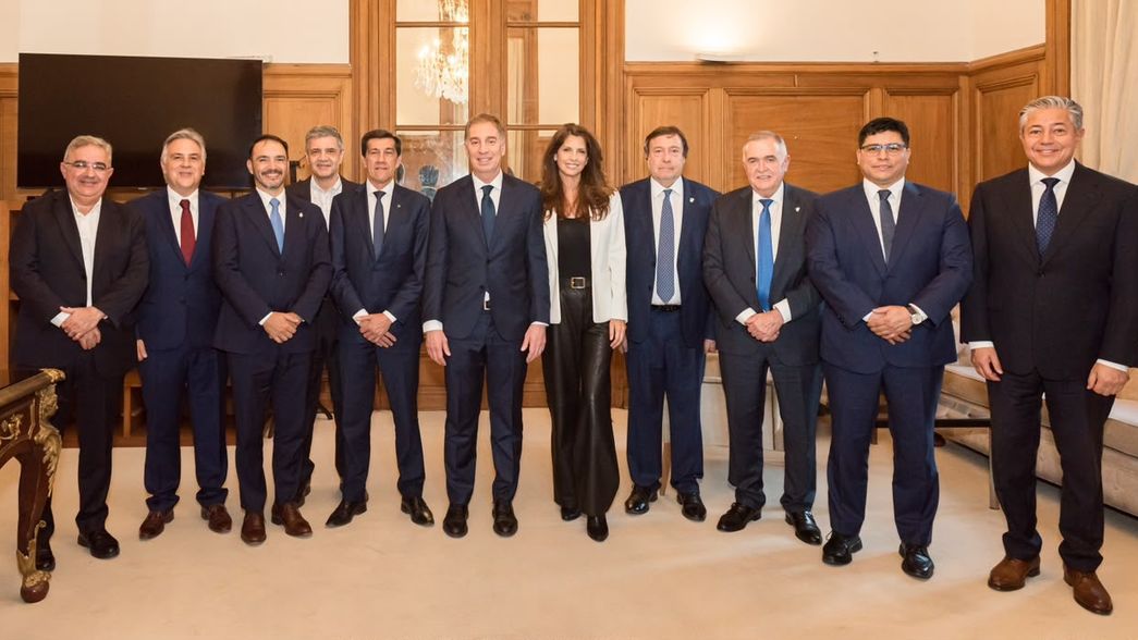 Diego Santilli con algunos de los gobernadores que lo acompañaron en su asunción.&nbsp;