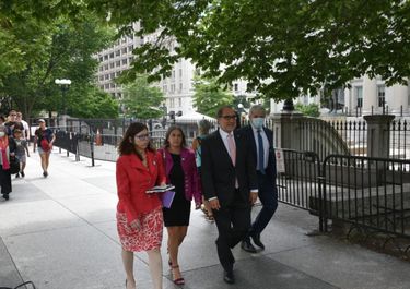 Minimalismo y consenso, la receta (en suspenso) de Batakis para surfear la crisis