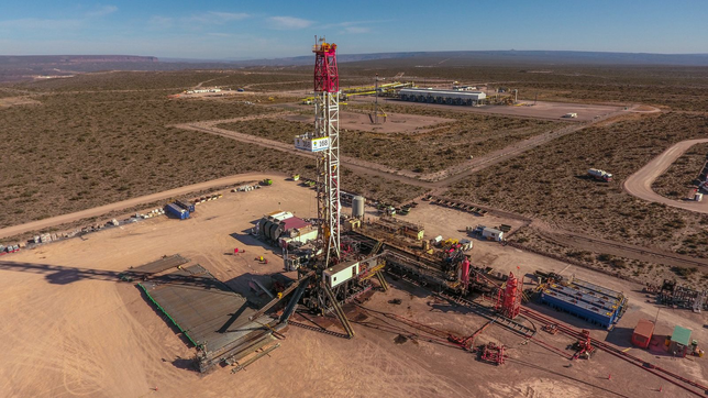 Uno de los pozos petroleros en perforación en Vaca Muerta.