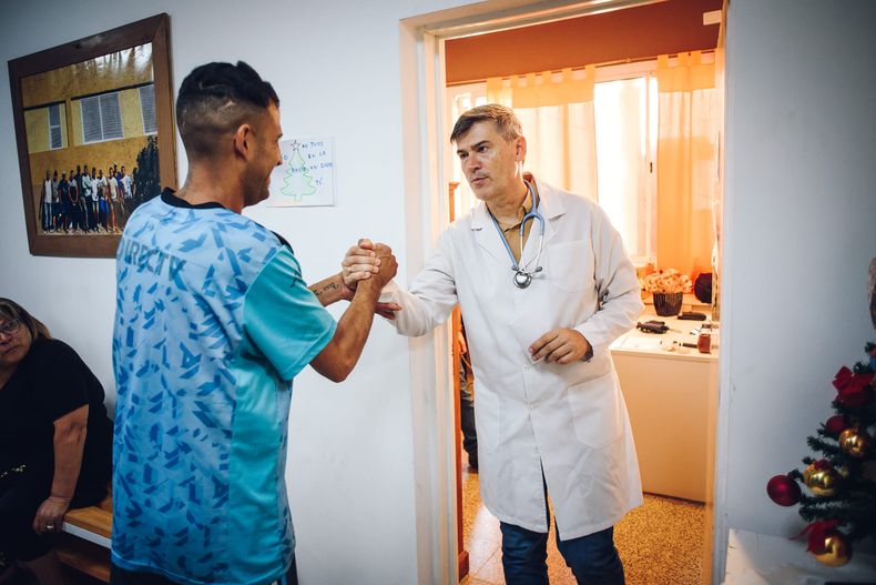 Daniel Passerini ejerce como médico ad honorem en un consultorio de un barrio postergado de la capital.