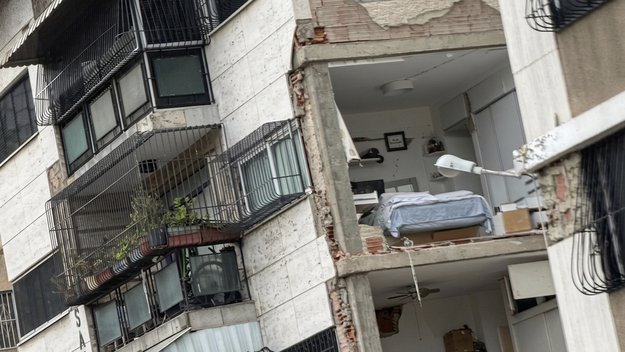 Un edificio muestra el impacto de los terremotos en Caracas. Venezuela enfrenta el desastre natura debilitada por una tormenta política perfecta.