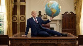 A lo Charles Chaplin, Donald Trump juega con el mundo desde la Oficina Oval (imagen generada con inteligencia artificial).