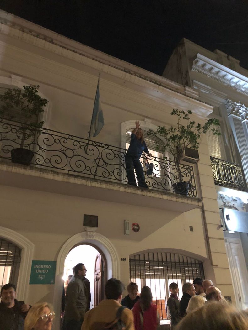La jueza electoral Marta Vidal, en el balcón de su dependencia, al filo de la medianoche de rosca y tensión.