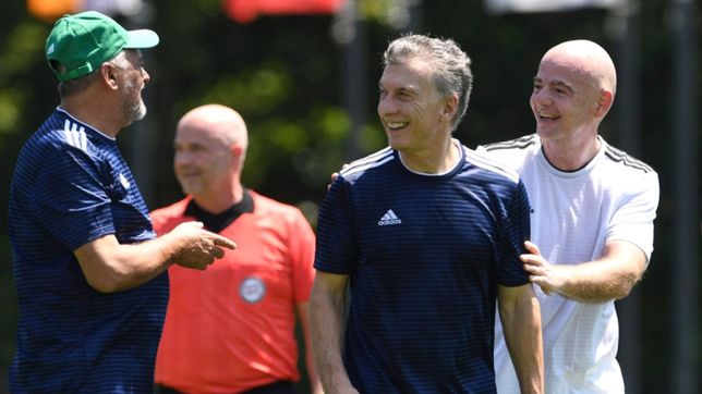 macri vuelve al primer amor: se corre de la primera plana y va a la fifa