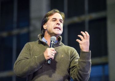 En clima de incertidumbre, Uruguay también vota y va hacia el ballotage
