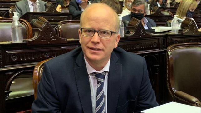 enojado con un afiche anti-k, contigiani baja su candidatura