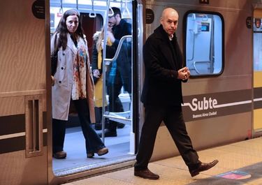 Horacio Rodríguez Larreta baja de una formación del subte