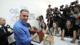 El candidato del Frente Amplio, Yamandú Orsi, al votar este domingo.
