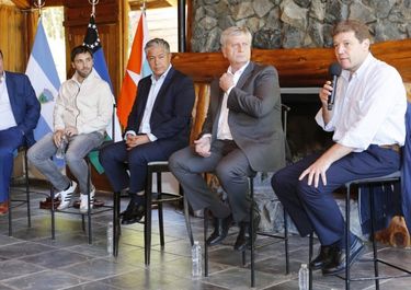 Gustavo Melella junto a sus pares de la Patagonia.&nbsp;