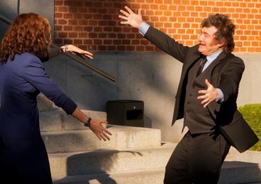¡Voy como loco a tu encuentro! Javier Milei corre a abrazar a Isabel Díaz Ayuso.