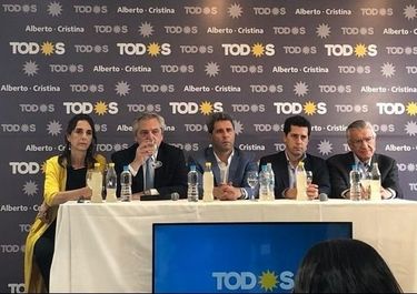 Fernández a Cornejo: Detrás de los aviones hay un proyecto de desarrollo