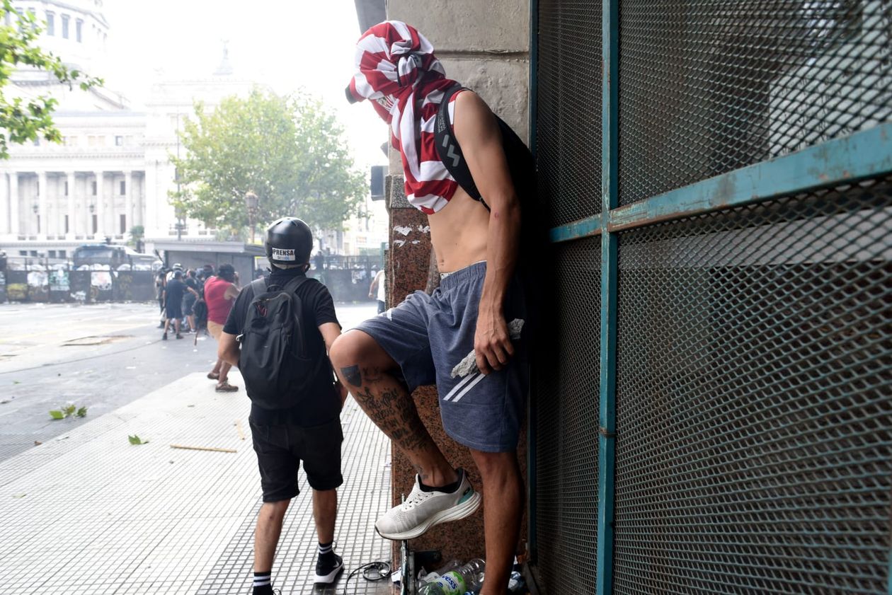 Incidentes frente al Congreso en la marcha contra la reforma laboral.