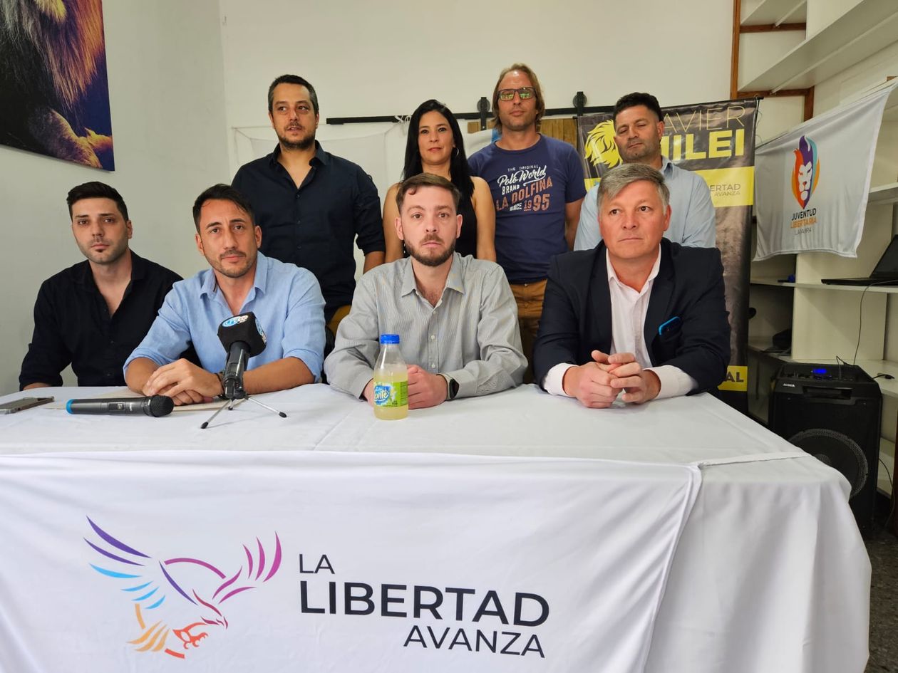 La dirigencia de La Libertad Avanza en La Pampa, que antes no había aparecido, se presentó en sociedad para justificar el arreglo de Milei con Macri (foto gentileza www.radiokermes.com)