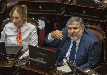 Anabel Fernández Sagasti y José Mayans en el Senado.