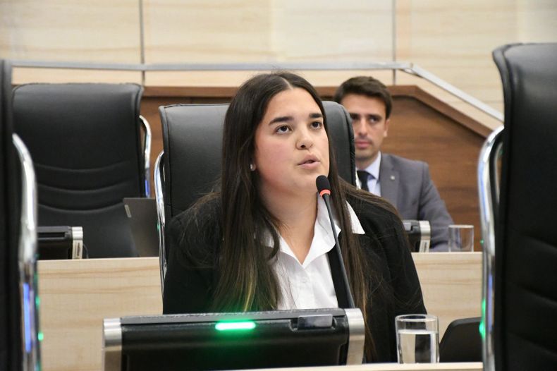 La concejala de La Libertad Avanza en Rosario Samanta Arias camina por la cuerda floja tras el salto de Federico Angelini a Unidos