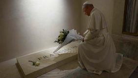 León XIV ante la tumba del papa Francisco