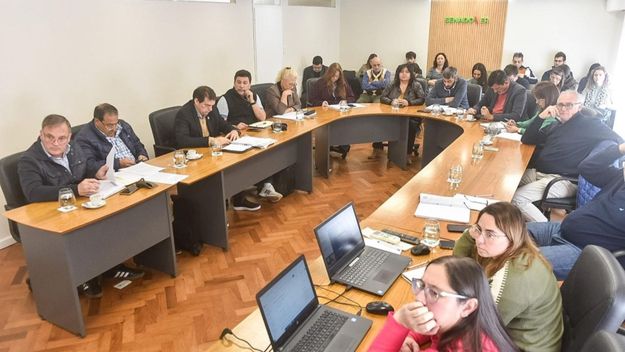 Entre Ríos: Adorni y el caso $Libra dilatan la aprobación de la ley de Ficha Limpia.
