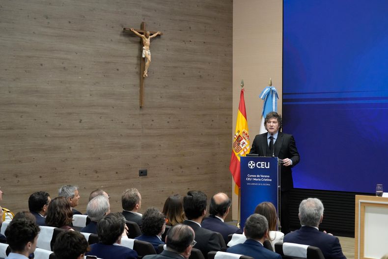 Javier Milei dio un discurso el viernes en la Universidad de San Pablo de Madrid. En sus palabras hubo economía, política y fútbol: "fenómeno Mundial". Javier Milei dio un discurso el viernes en la Universidad de San Pablo de Madrid. En sus palabras hubo economía, política y fútbol: "fenómeno Mundial".