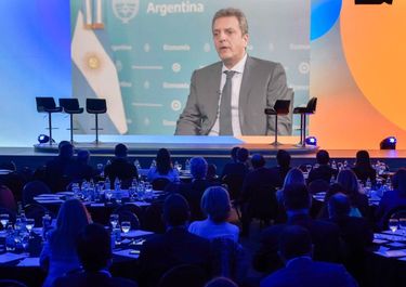 Con ropa y alimentos en la mira, Massa amenaza con abrir el grifo importador