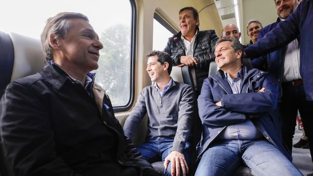 Sergio Massa, junto al ministro del Interior, Wado de Pedro, y el ministro de Transporte, Diego Giuliano en la reinauguración del trayecto del tren entre las localidades bonaerenses de Tomás Jofré con Mercedes.