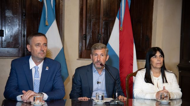 El gobernador Rogelio Frigerio junto a su vice, Alicia Aluani, y el presidente de Diputados, Gustavo Hein.