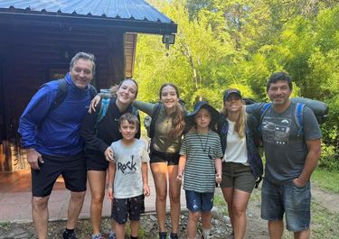 Martín Soria junto a familiares, entre ellos su hermana, Maria Emilia Soria, de paseo por El Bolsón.&nbsp;