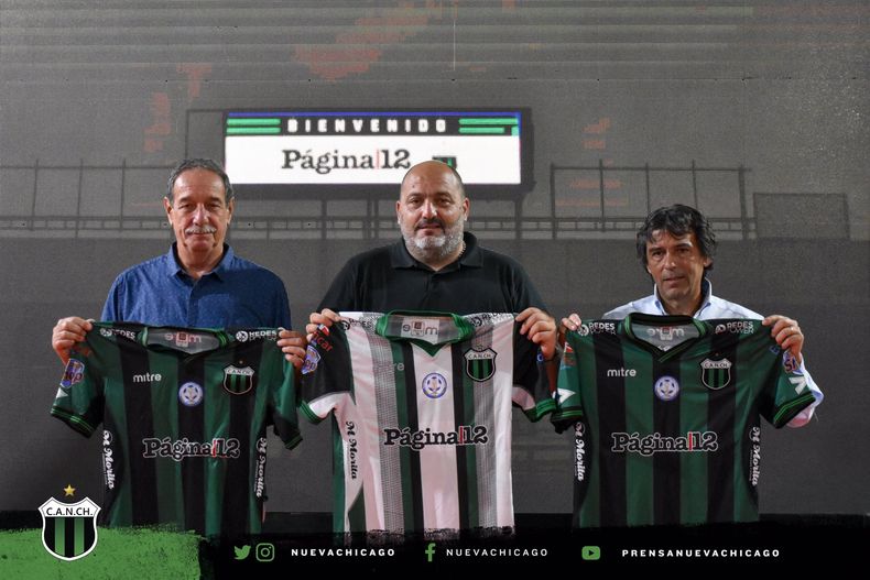 Ricardo Badía, Hugo Bellon y Miguel González exhiben la camiseta de Nueva Chicago con la publicidad de Página 12