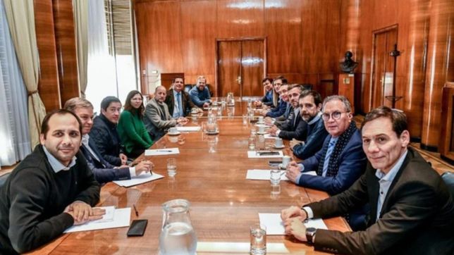 kicillof le armo a batakis la foto con los intendentes