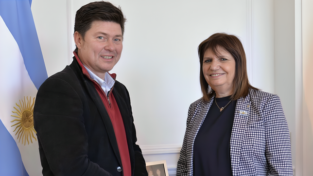 En modo campaña, el candidato a gobernador de Corrientes, Lisandro Almirón, repetirá foto con Patricia Bullrich. 