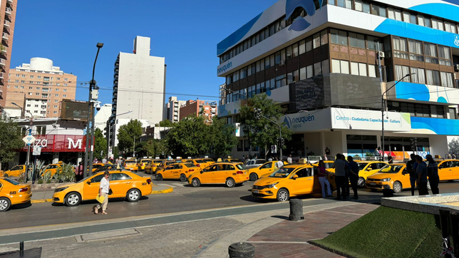 Reclamo de taxistas contra las aplicaciones como Uber o Cabify en Neuquén.