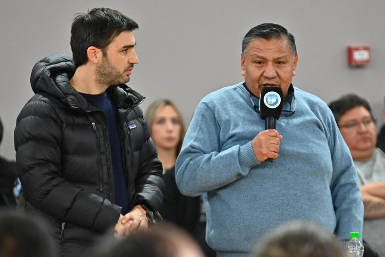 El gobernador Torres junto al secretario general del Sindicato del Petr&oacute;leo y Gas Privado del Chubut, el diputado Jorge &ldquo;Loma&rdquo; &Aacute;vila.