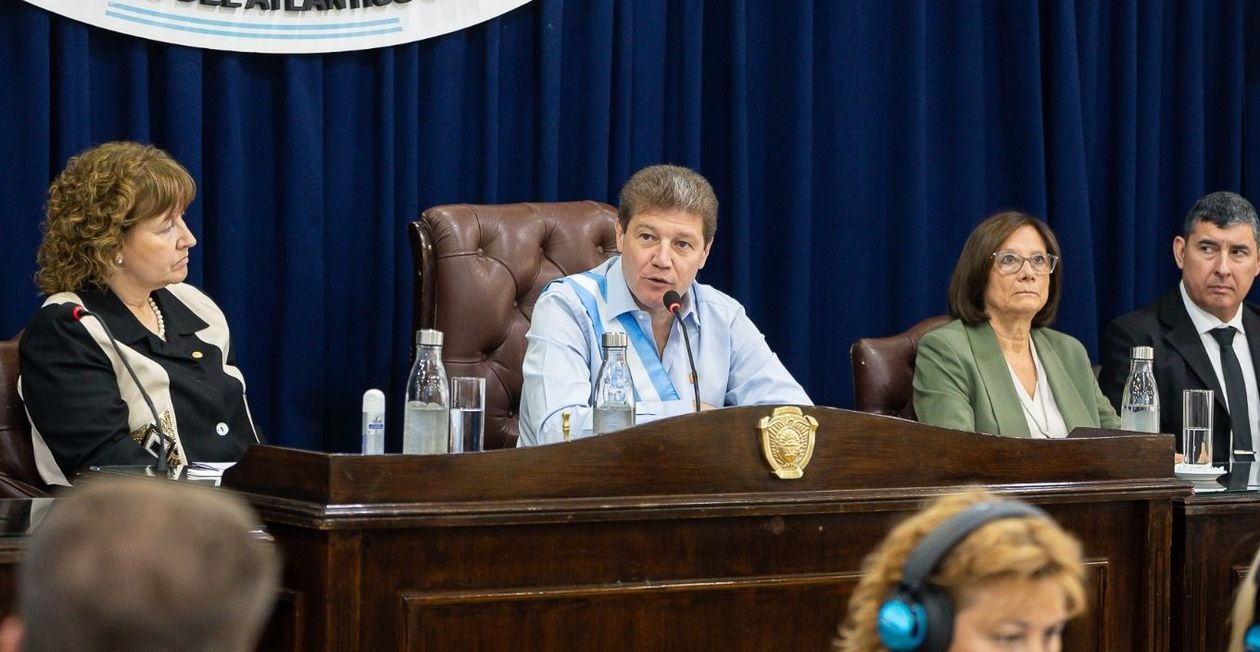 El gobernador de Tierra del Fuego, Gustavo Melella, en la apertura de sesiones. A su izquierda, la presidenta del STJ, María del Carmen Battaini.&nbsp;