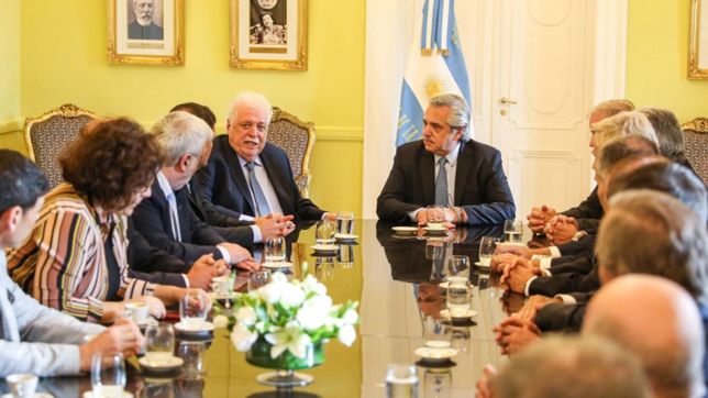 doble gesto de los laboratorios a fernandez: rebaja de 8% y un libro de bob dylan