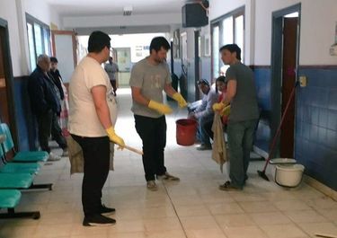 Con trabajadores en paro, Arroyo mandó a sus funcionarios a limpiar